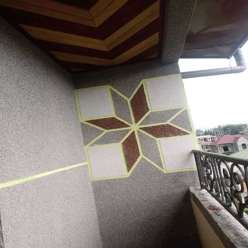 Revêtement mural en granulés décoratifs au Cameroun